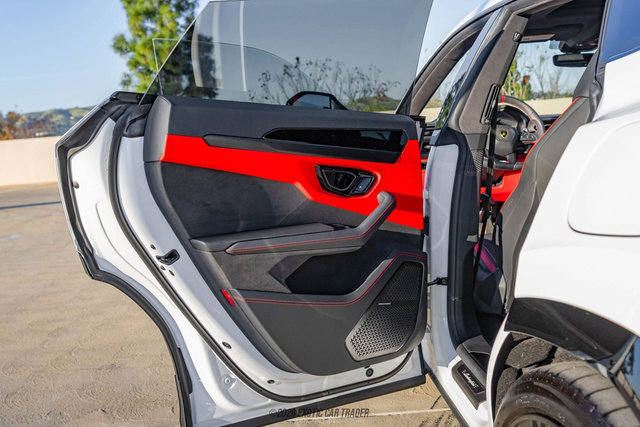 Used 2025 Lamborghini Urus SE AWD/4WD image 43