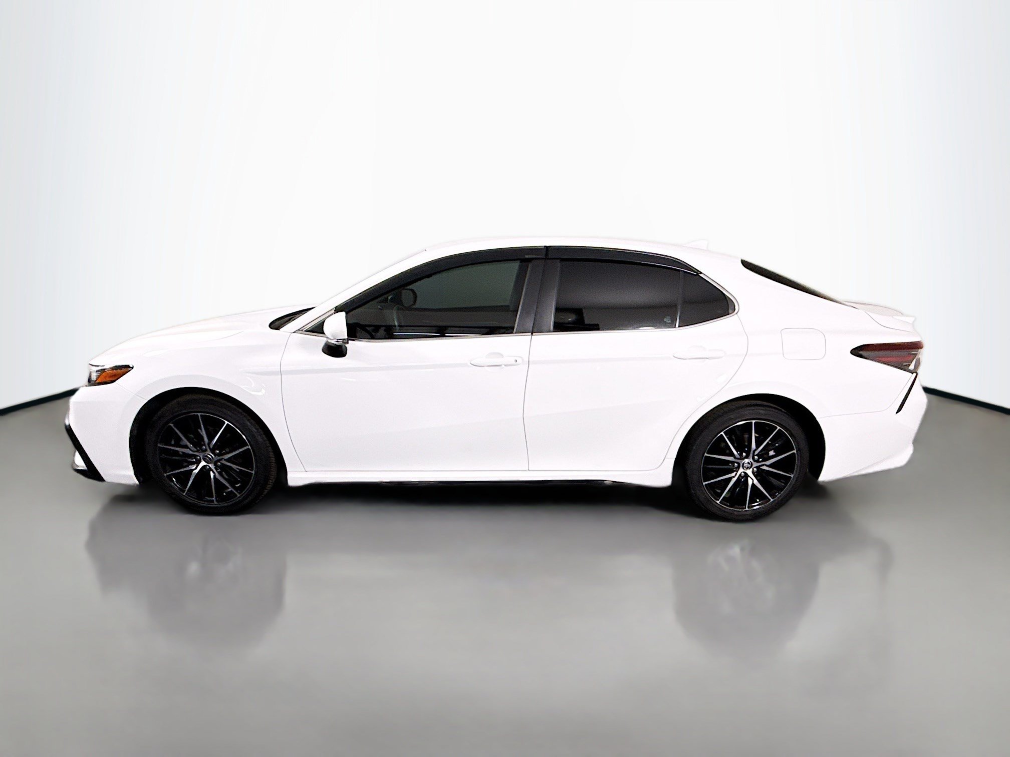 Used 2022 Toyota Camry SE w/ Convenience Package FWD image 6