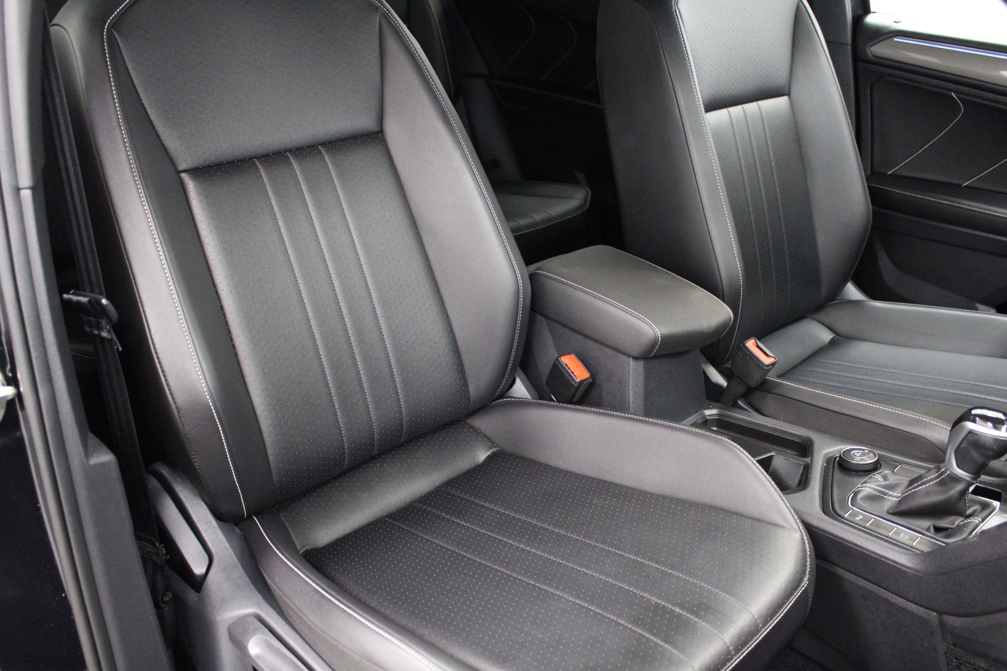 Used 2022 Volkswagen Tiguan SE R-Line image 26