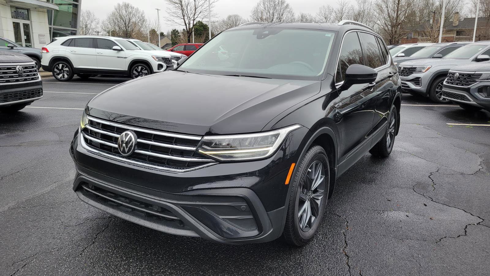 Used 2022 Volkswagen Tiguan SE w/ Panoramic Sunroof Package image 9