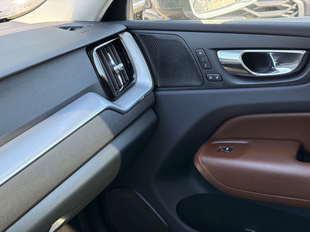 Used 2019 Volvo XC60 T5 Momentum w/ Multimedia Package AWD/4WD image 30