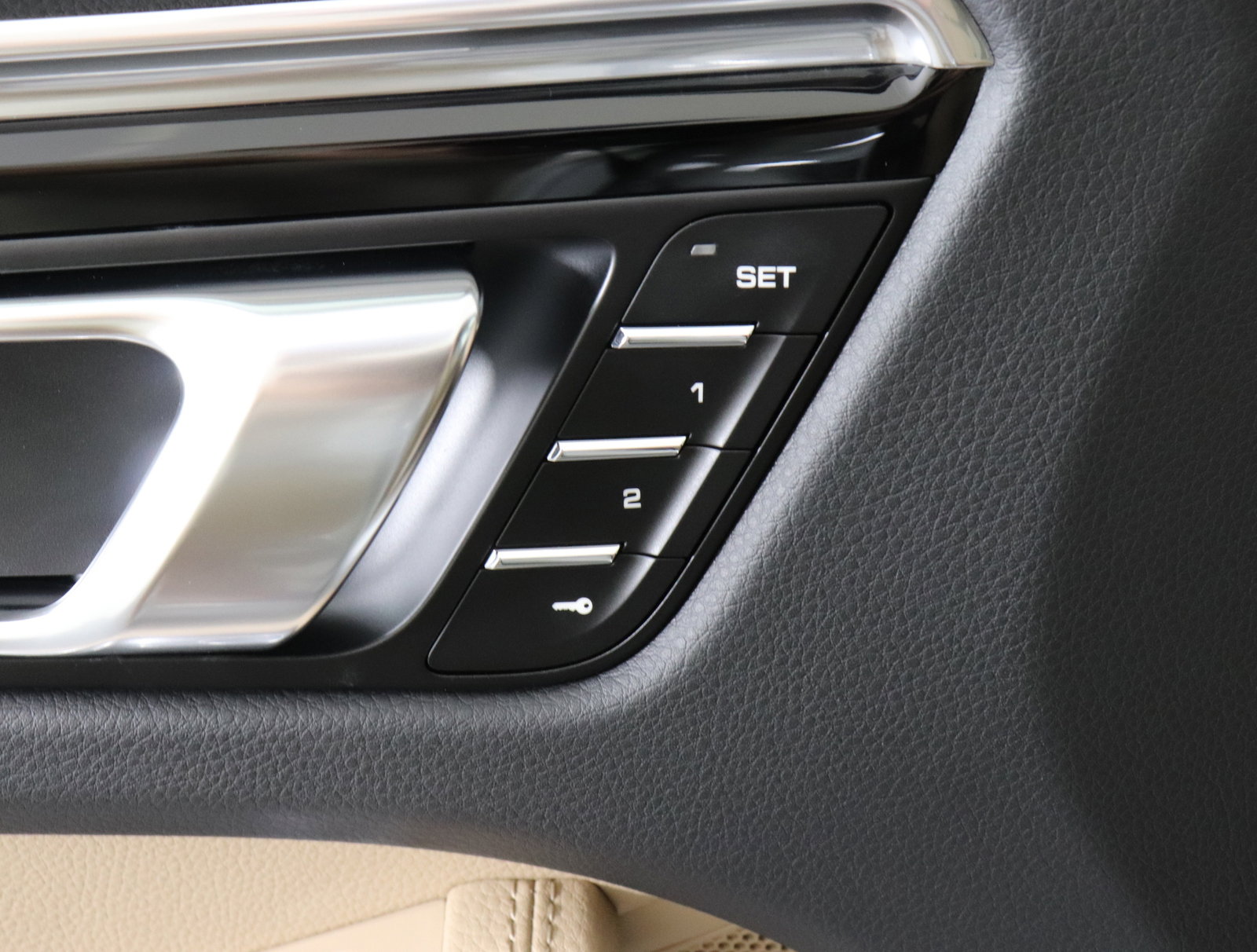 Used 2025 Porsche Macan image 26