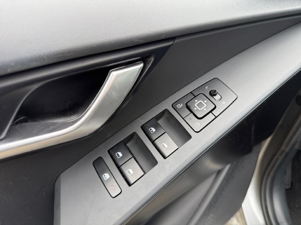 Used 2025 Kia Niro LX FWD image 19