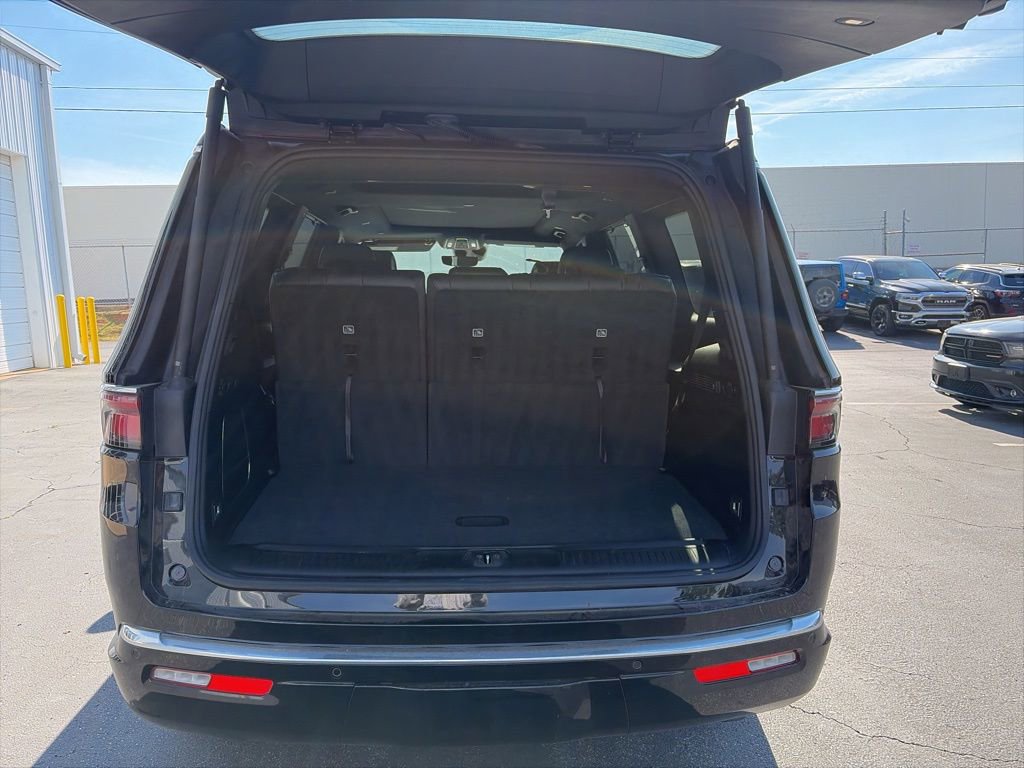 Used 2023 Jeep Wagoneer 4WD w/ Premium Group I image 10