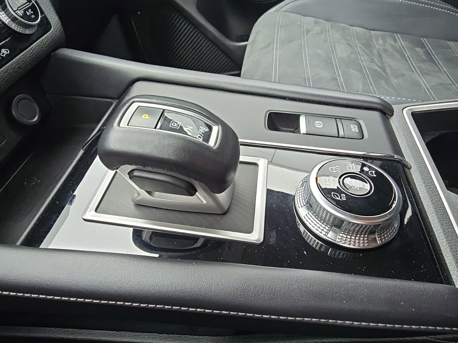 Used 2024 Mitsubishi Outlander SE image 24