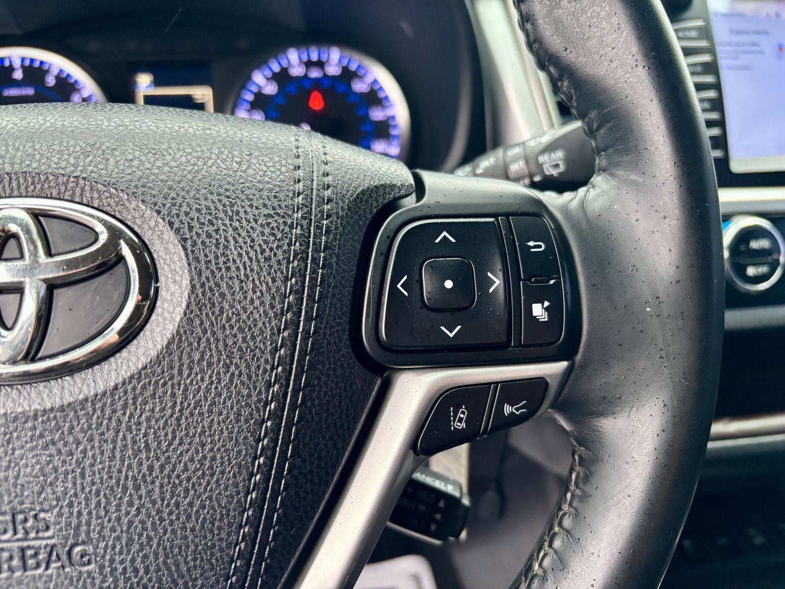 Used 2018 Toyota Highlander Plus AWD/4WD image 28