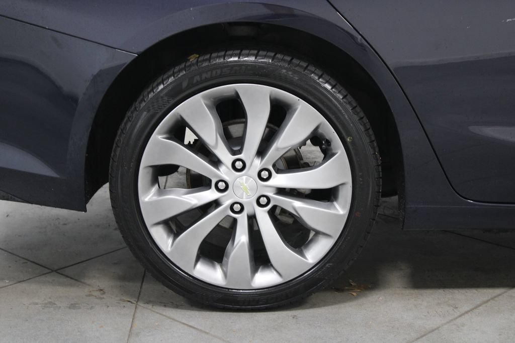 Used 2017 Chevrolet Malibu LT w/ Leather Package FWD image 13