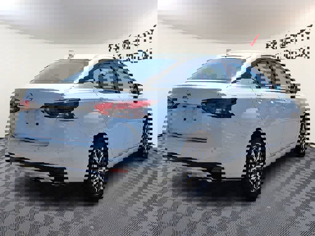 Used 2025 Nissan Versa SV image 4