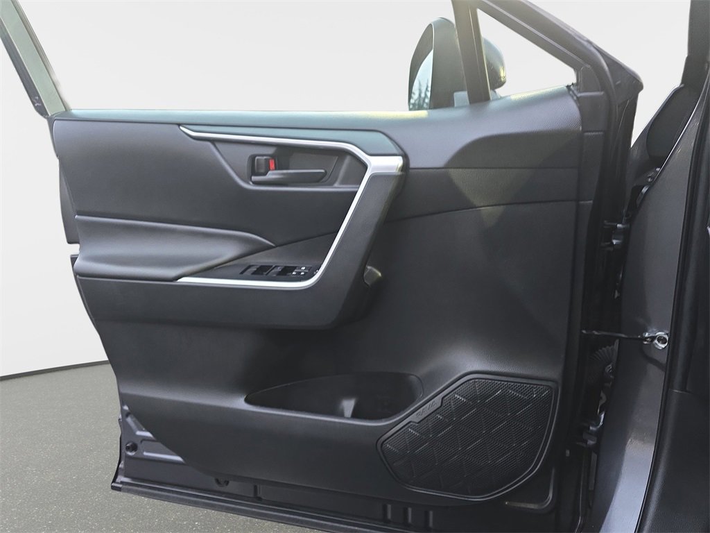 Used 2022 Toyota RAV4 LE image 29