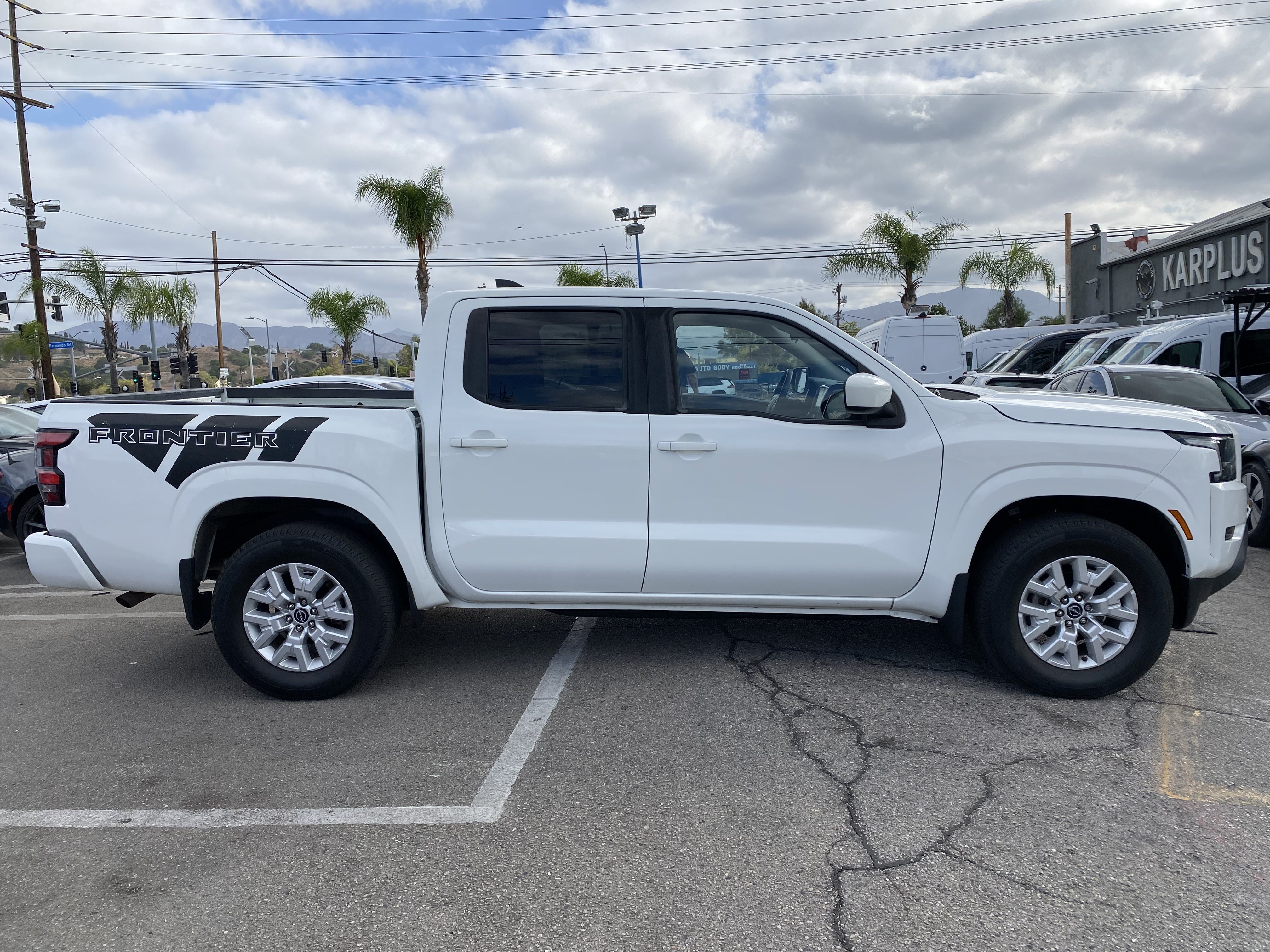 Used 2023 Nissan Frontier SV w/ Graphics Package RWD image 9