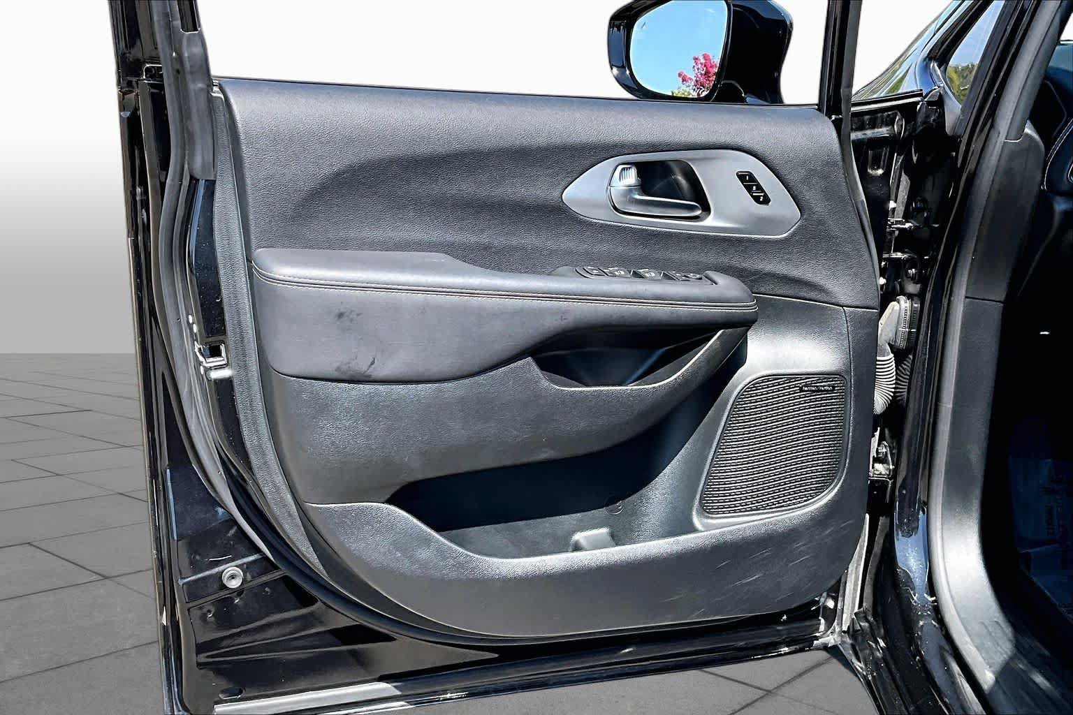 Used 2026 Chrysler Pacifica Limited w/ Uconnect Theater Family Group FWD image 21