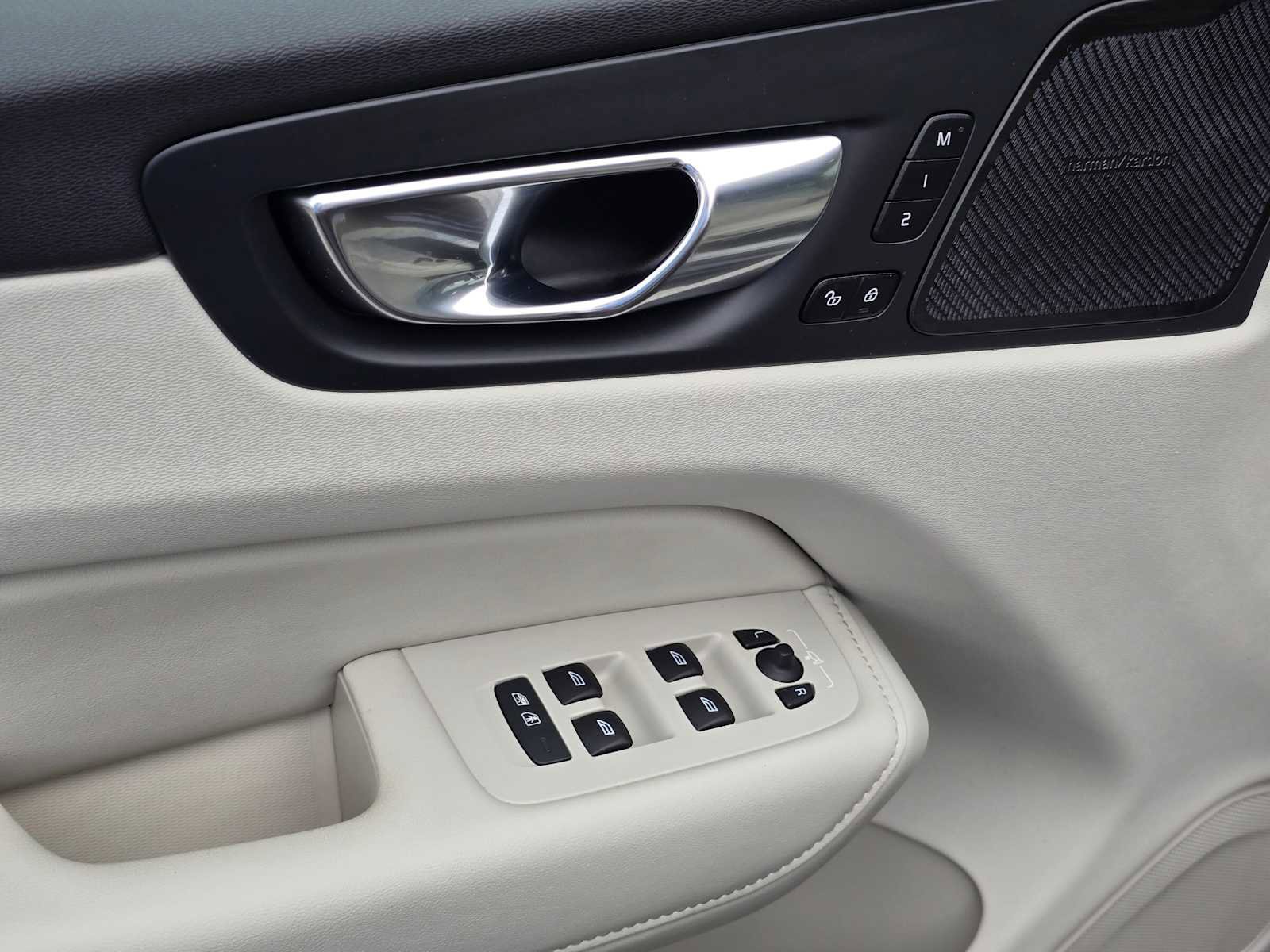 Certified 2023 Volvo XC60 B5 Ultimate w/ Climate Package image 23