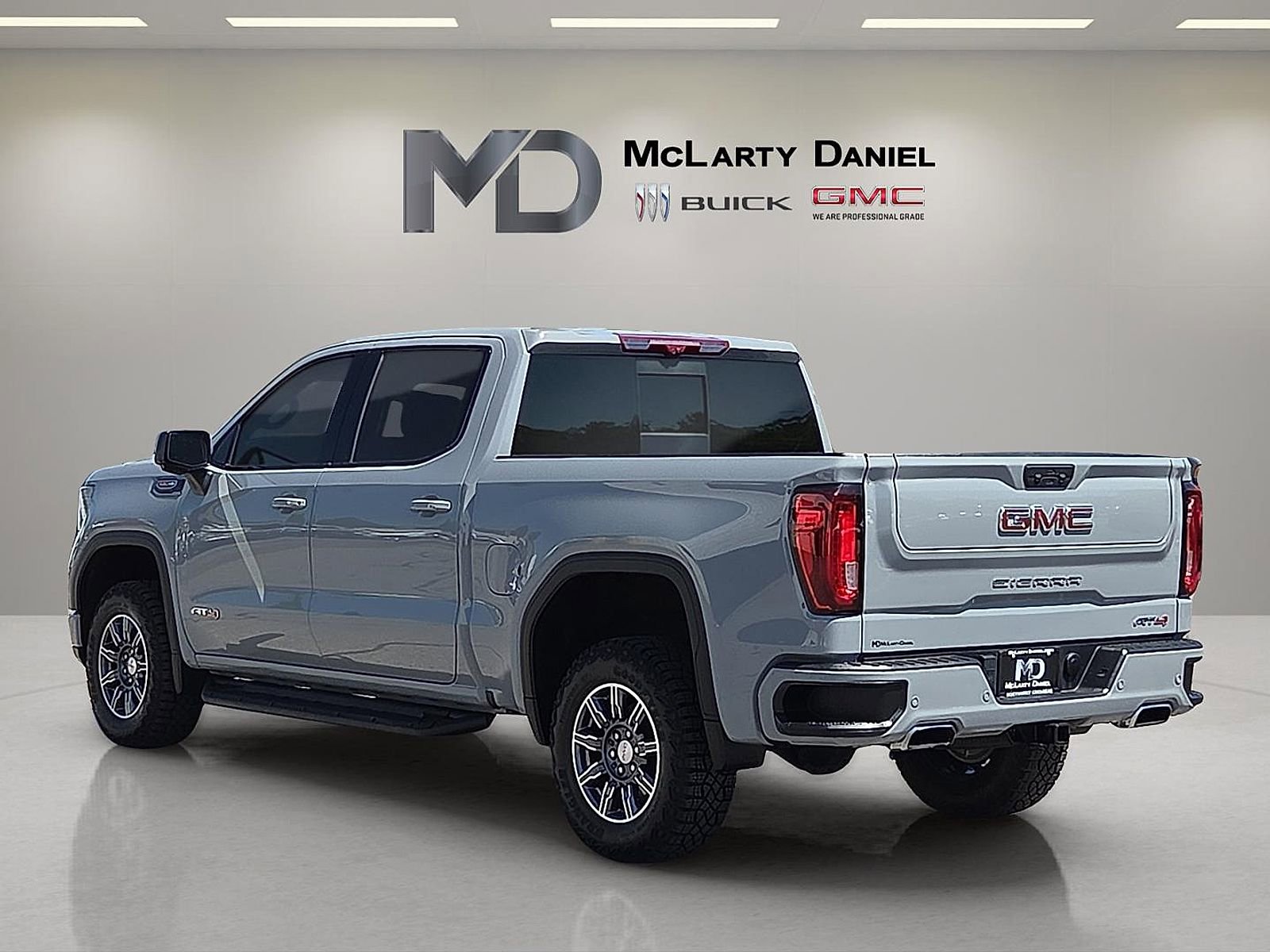 Used 2024 GMC Sierra 1500 AT4 w/ Technology Package AWD/4WD image 4