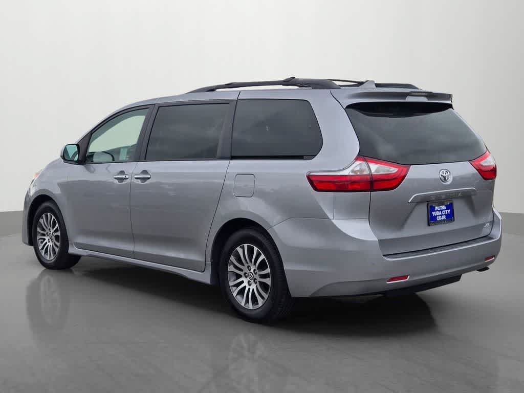 Used 2018 Toyota Sienna XLE w/ XLE Navigation Package FWD image 4