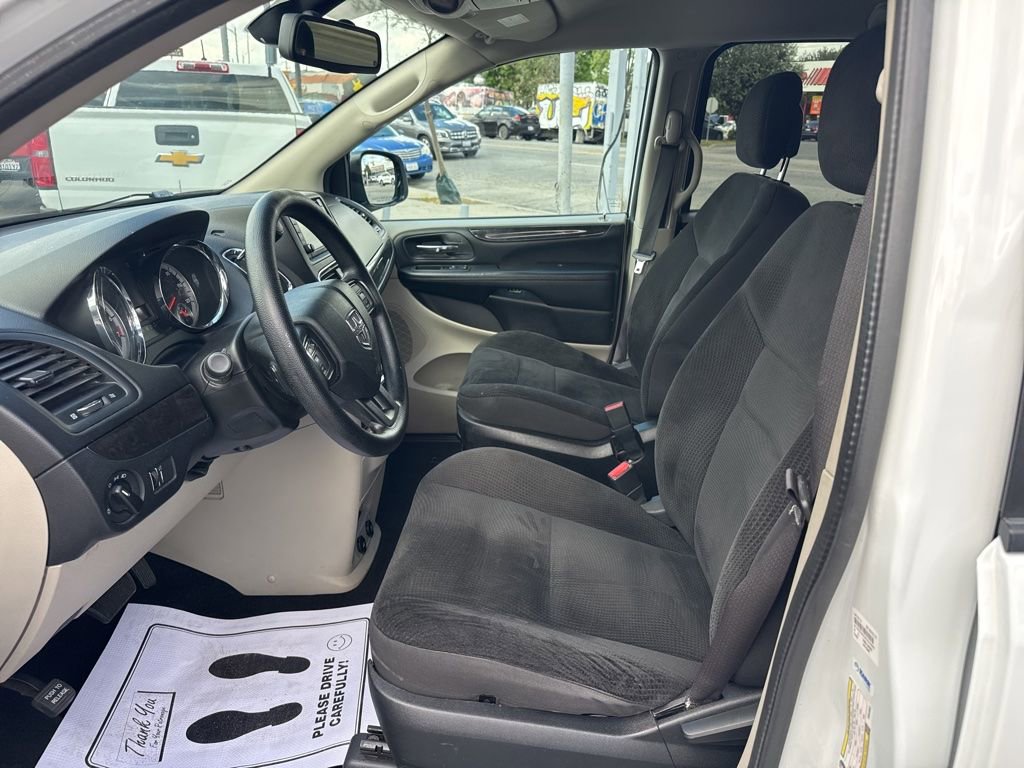 Used 2019 Dodge Grand Caravan SE w/ UConnect Hands-Free Group image 4