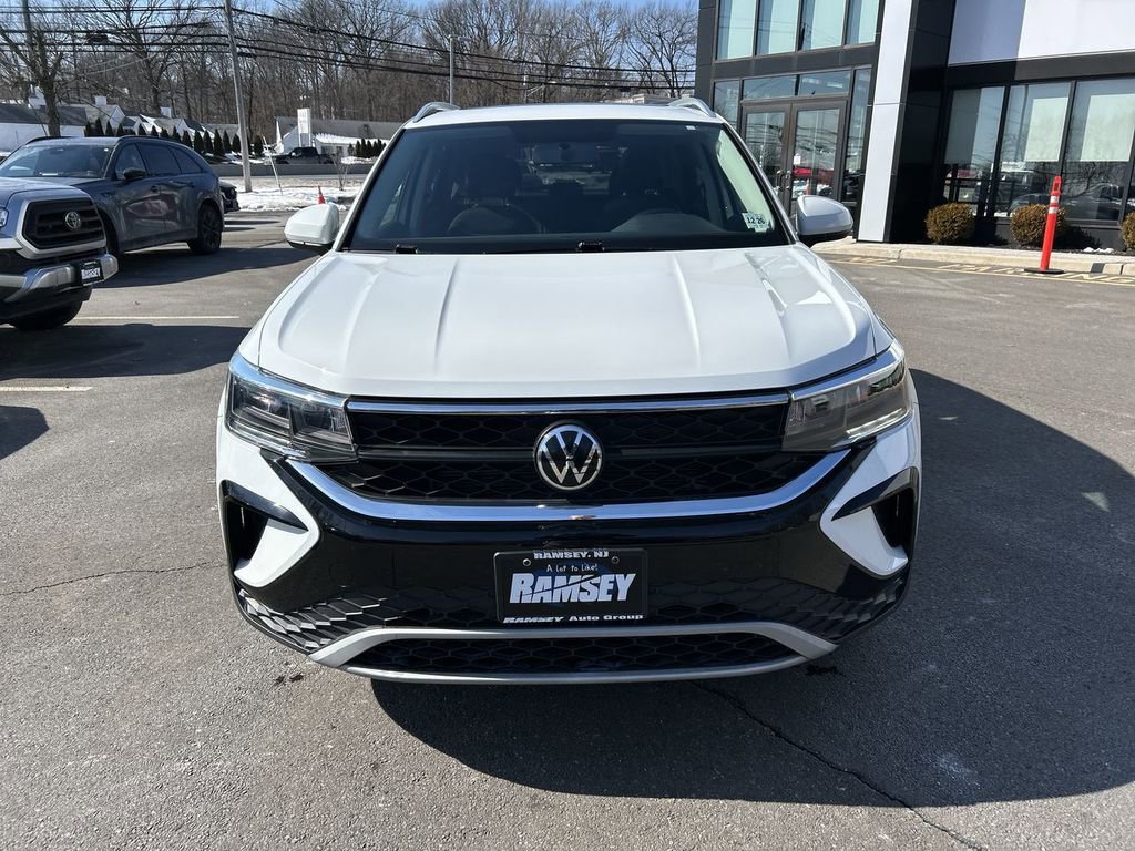 Used 2022 Volkswagen Taos SE w/ Panoramic Sunroof Package image 3