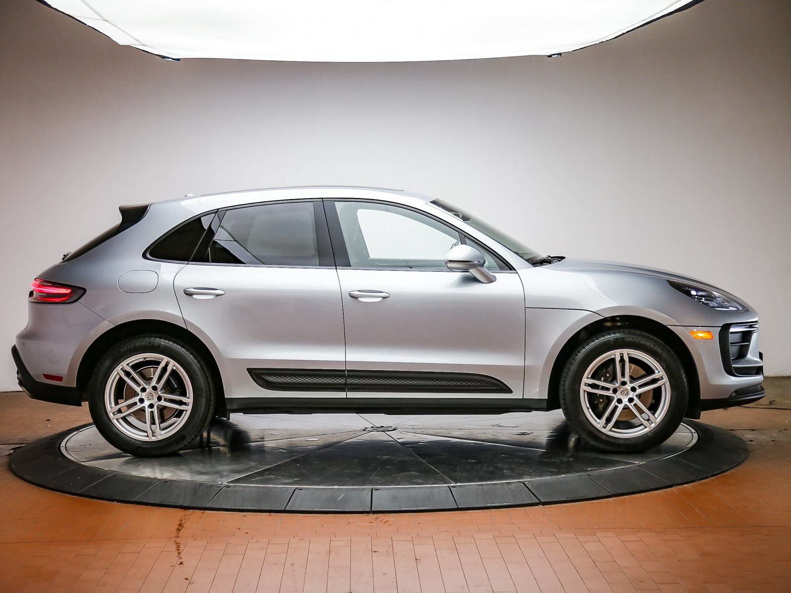 Certified 2022 Porsche Macan AWD/4WD image 8
