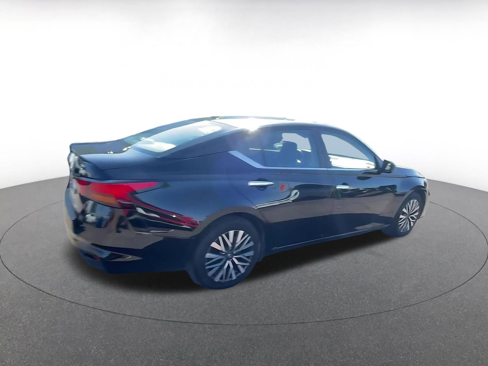 Used 2025 Nissan Altima 2.5 SV image 14