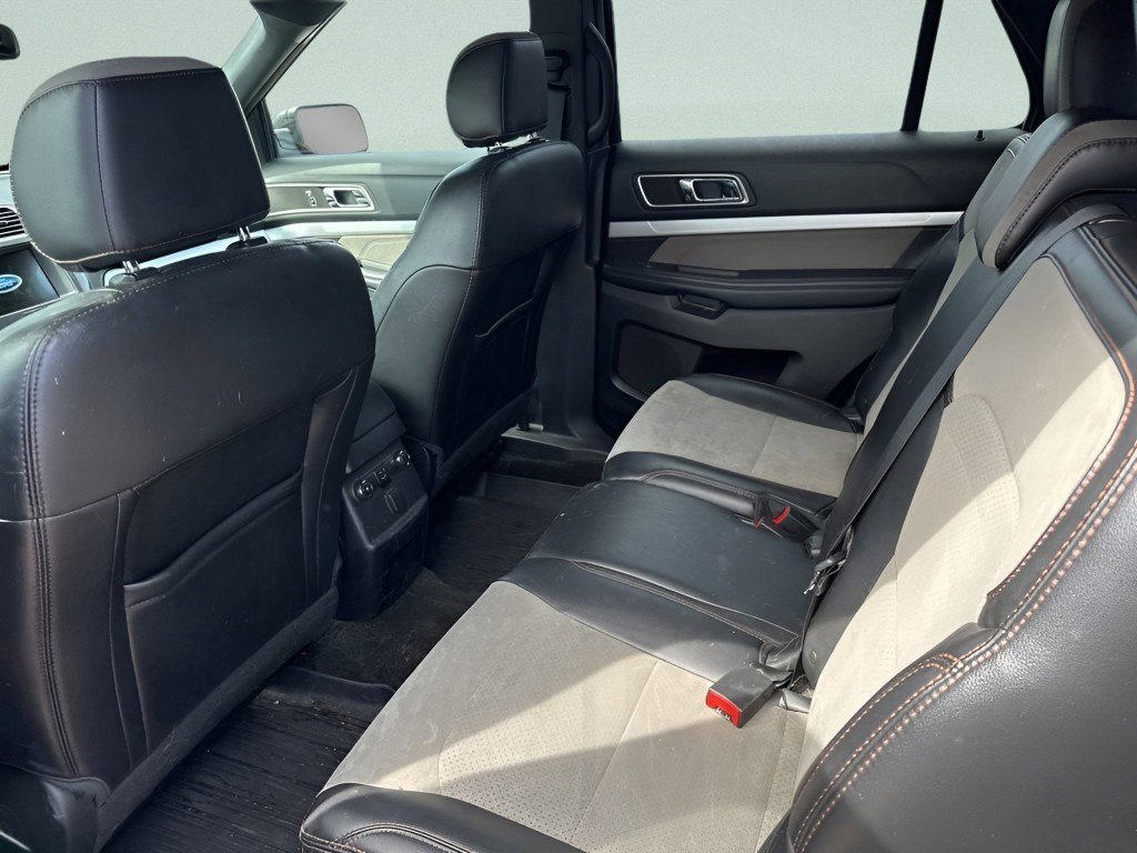 Used 2017 Ford Explorer XLT w/ Equipment Group 202A AWD/4WD image 16