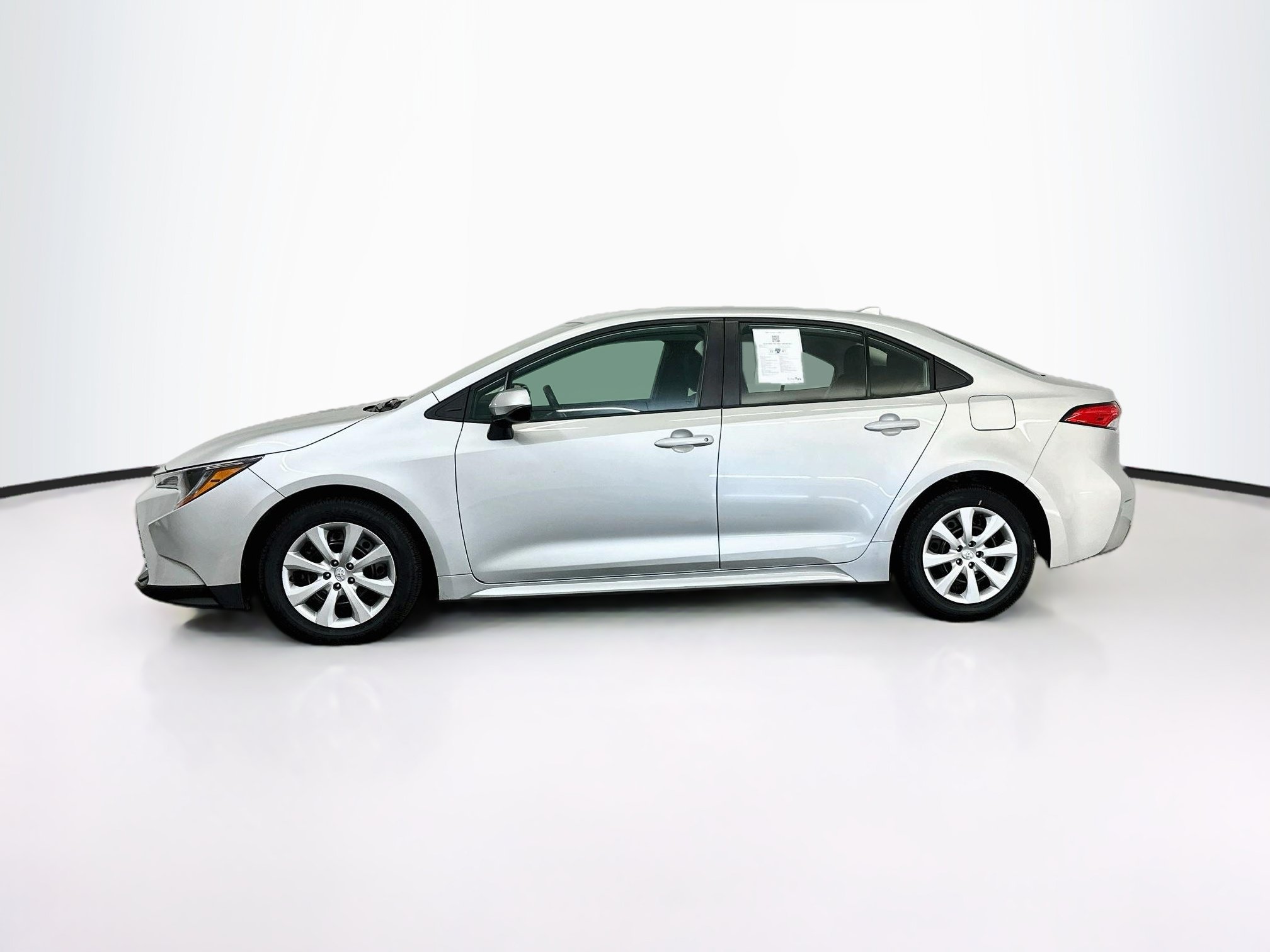 Used 2025 Toyota Corolla LE FWD image 4