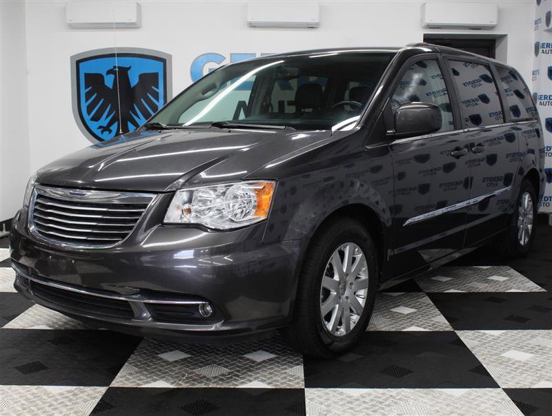 Used 2016 Chrysler Town & Country Touring FWD image 1
