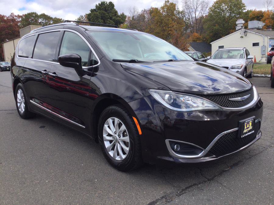 Used 2019 Chrysler Pacifica Touring-L image 3