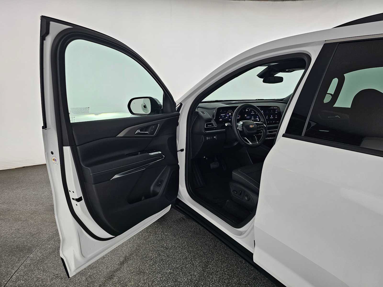 Used 2025 Chevrolet Traverse LT FWD image 21
