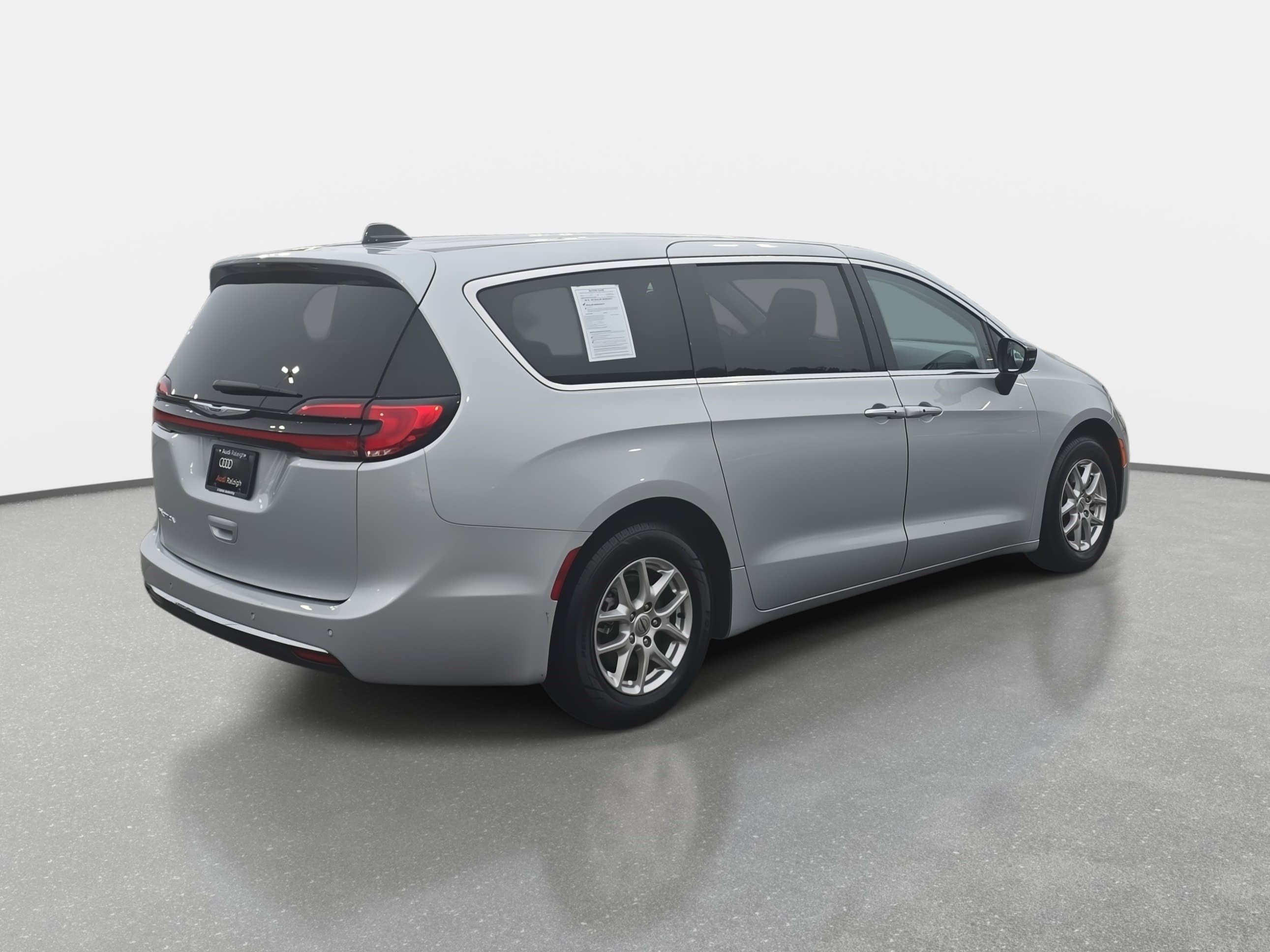 Used 2024 Chrysler Pacifica Touring-L image 5