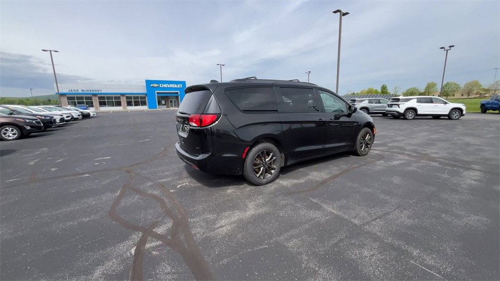 Used 2020 Chrysler Pacifica Touring-L image 8