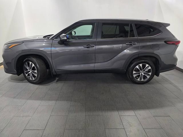Used 2024 Toyota Highlander XLE image 2