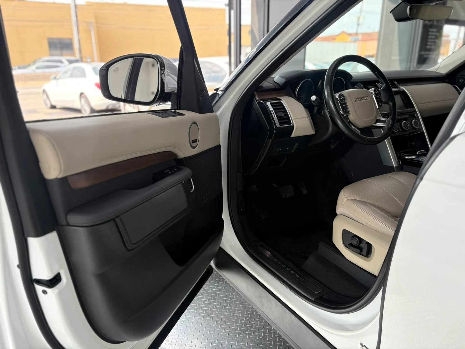 Used 2017 Land Rover Discovery HSE AWD/4WD image 6