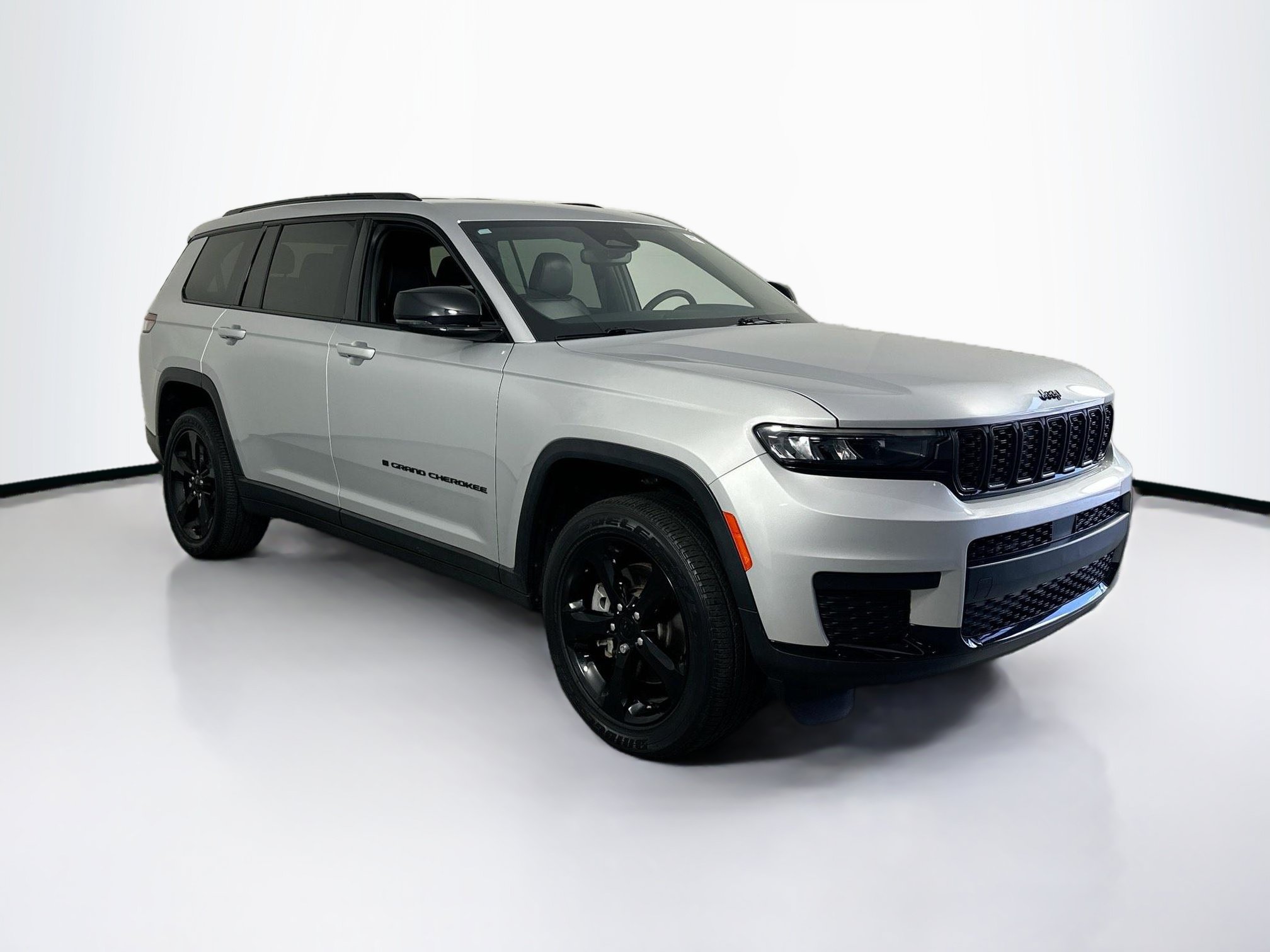 Used 2023 Jeep Grand Cherokee L Laredo RWD image 3