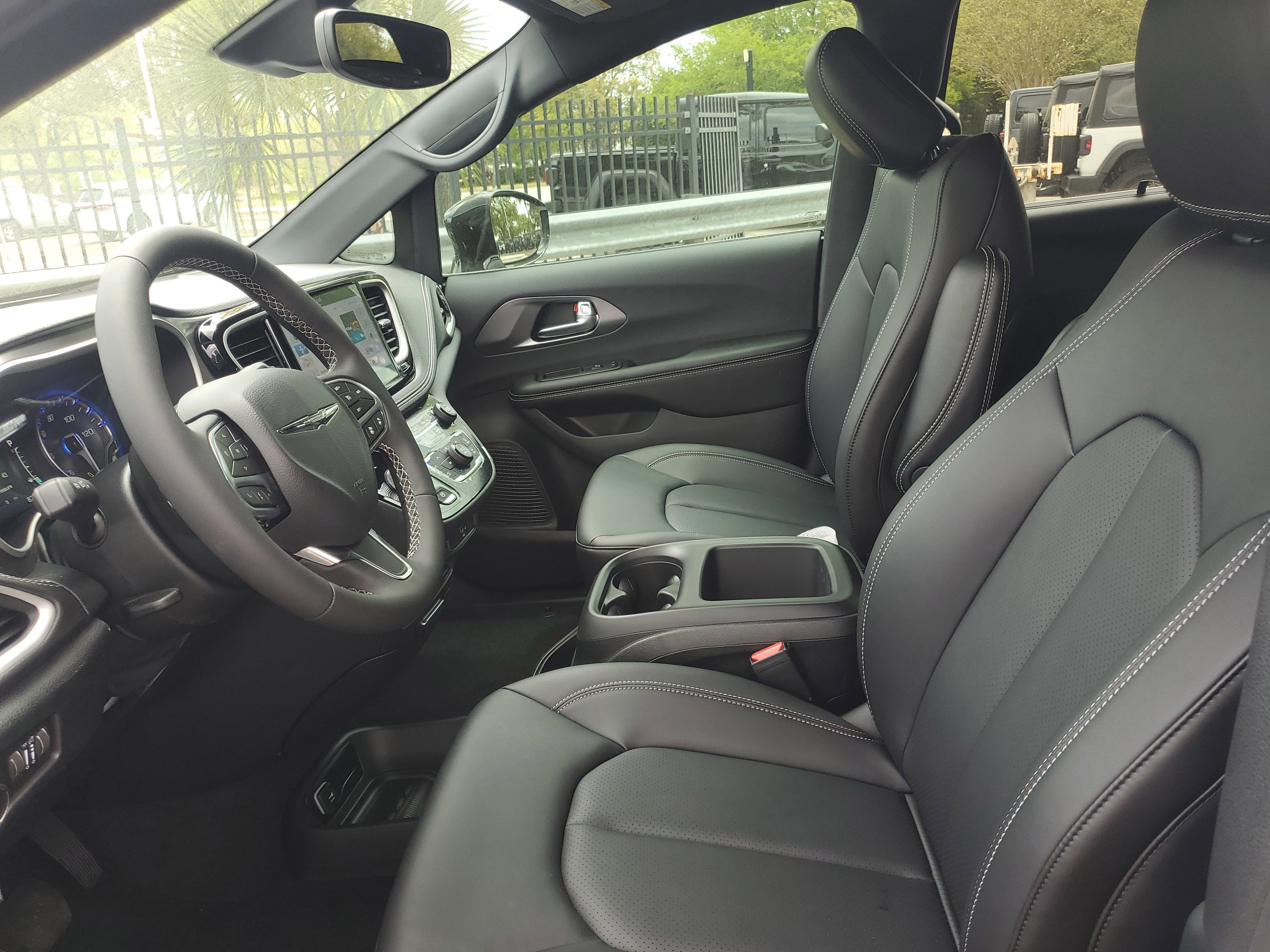 New 2026 Chrysler Pacifica Select image 13