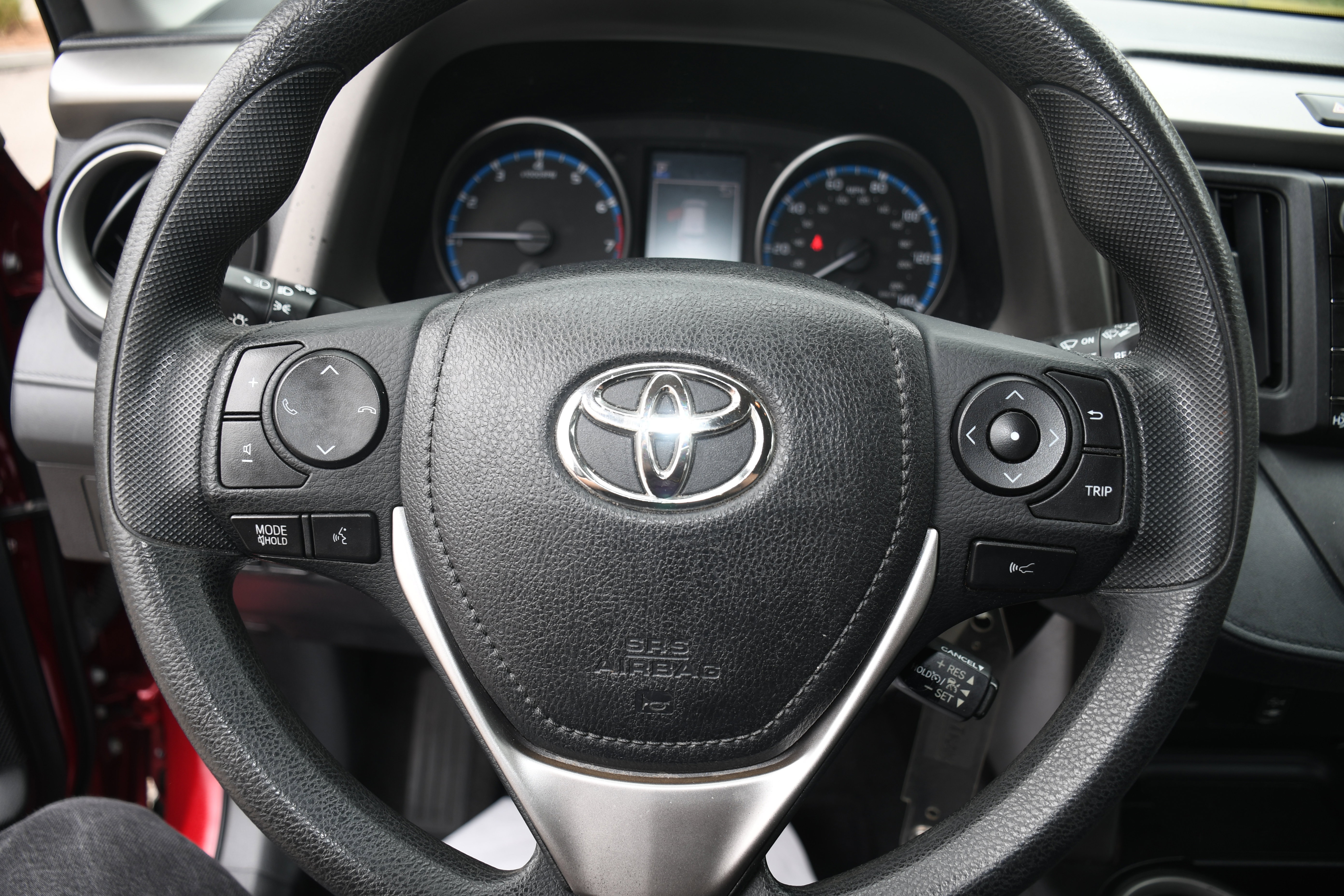 Used 2018 Toyota RAV4 LE FWD image 12