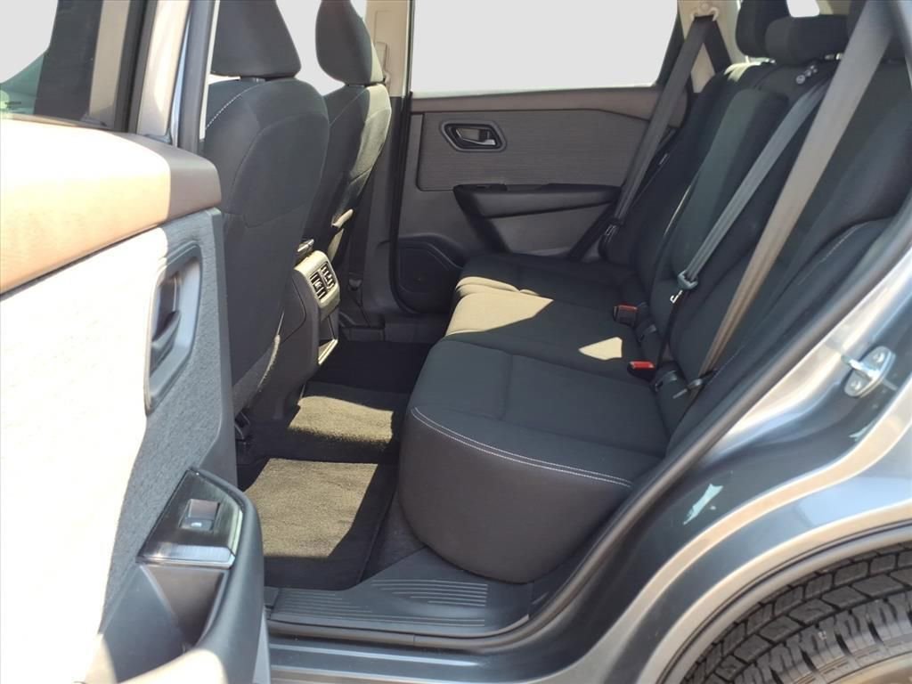 Used 2023 Nissan Rogue S image 11