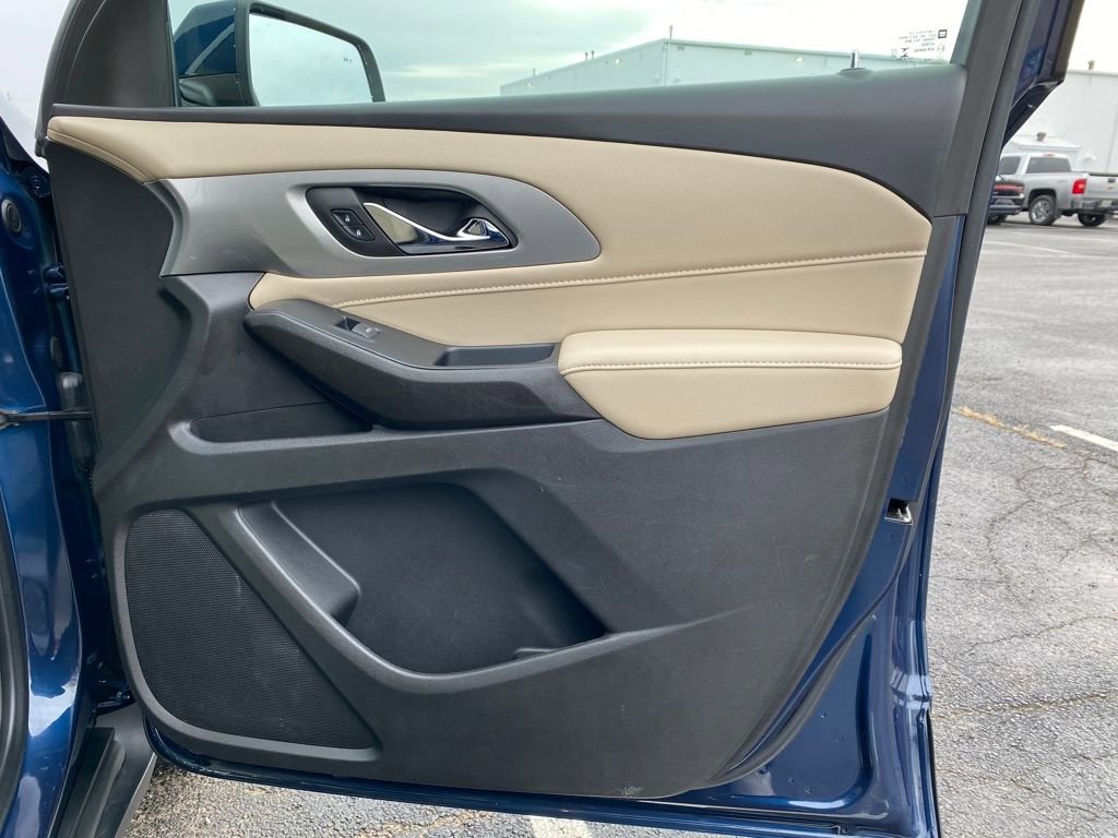 Used 2022 Chevrolet Traverse LS image 9