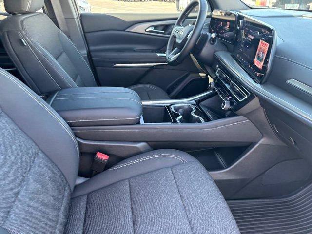 Used 2025 Chevrolet Traverse LT image 12