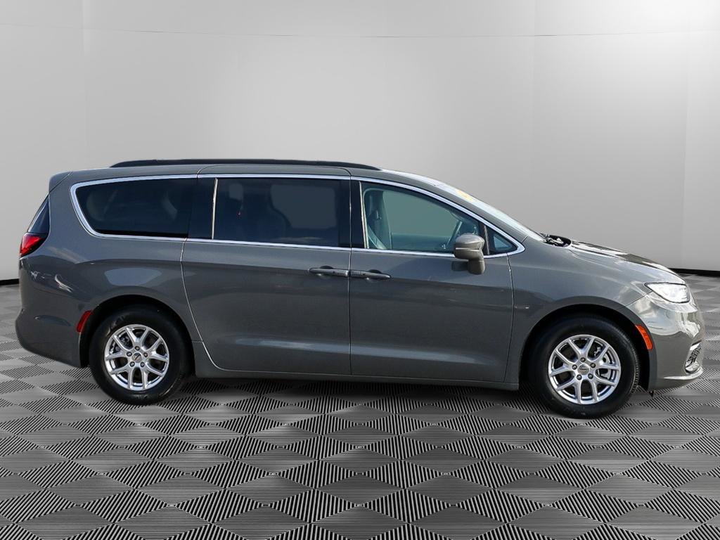 Used 2022 Chrysler Pacifica Touring-L image 8