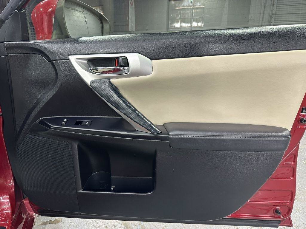 Used 2013 Lexus CT 200h FWD image 38