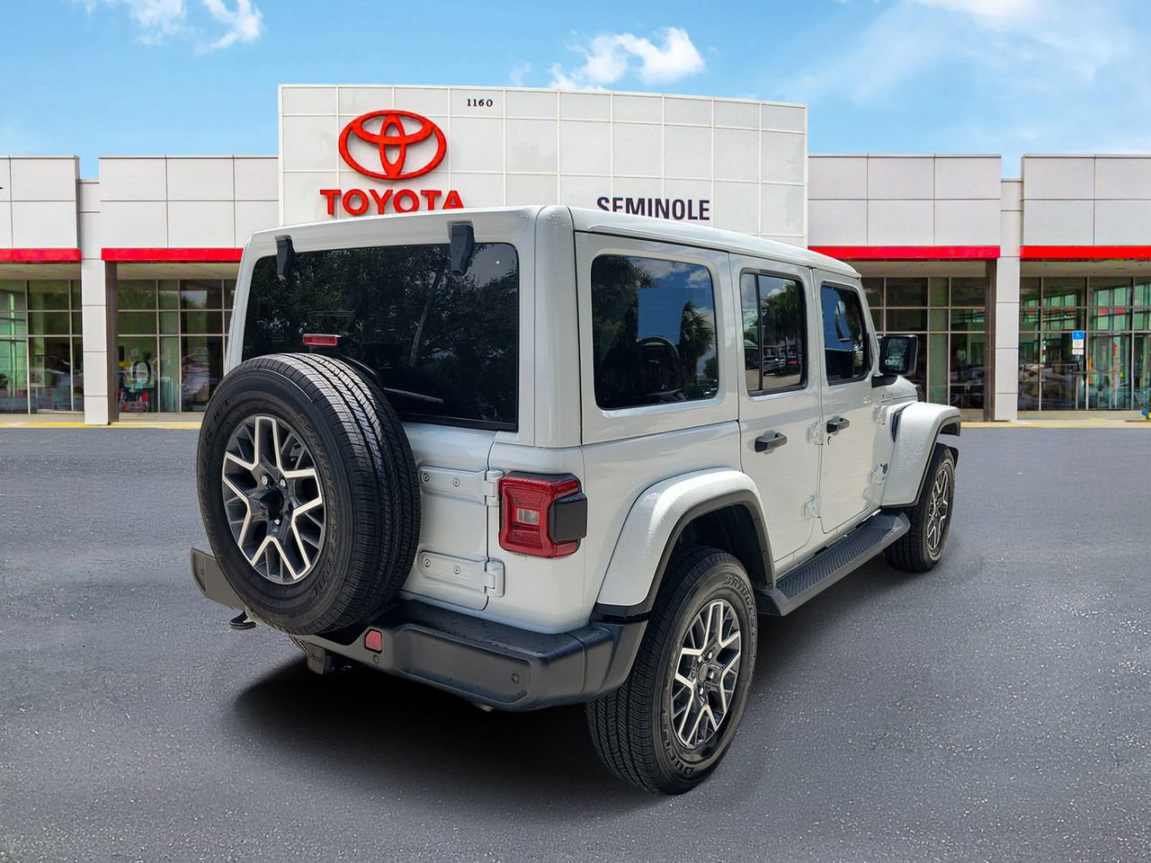 Used 2025 Jeep Wrangler Unlimited Sahara AWD/4WD image 3