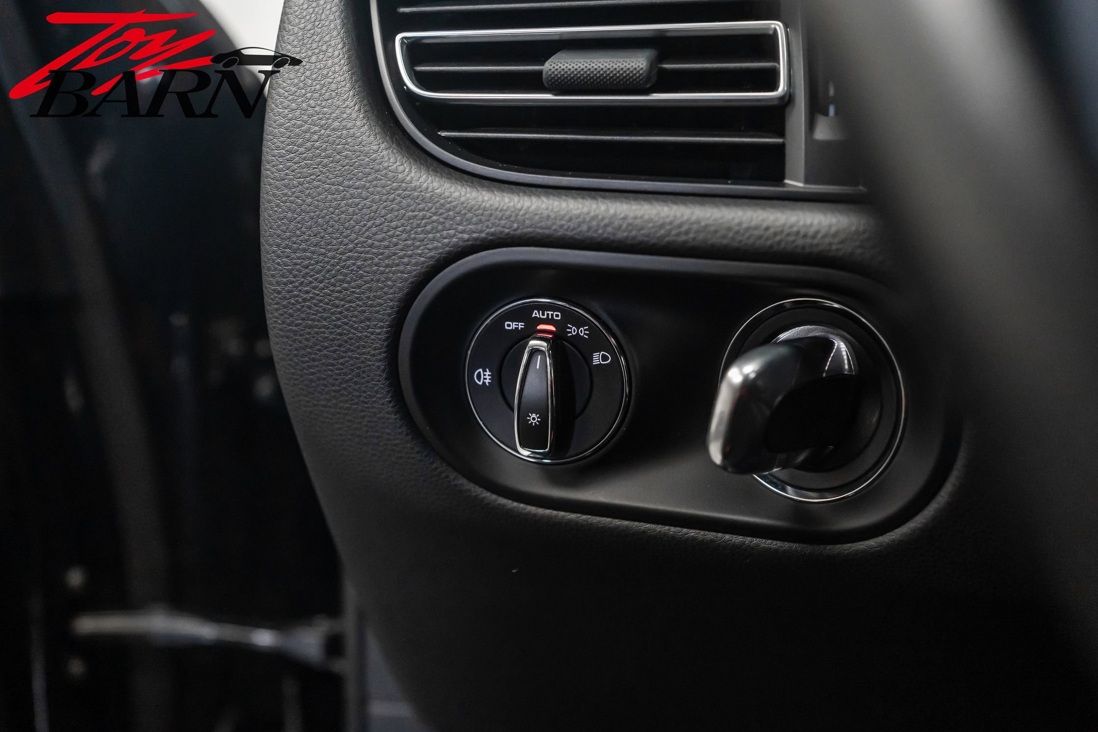 Used 2023 Porsche Macan image 25