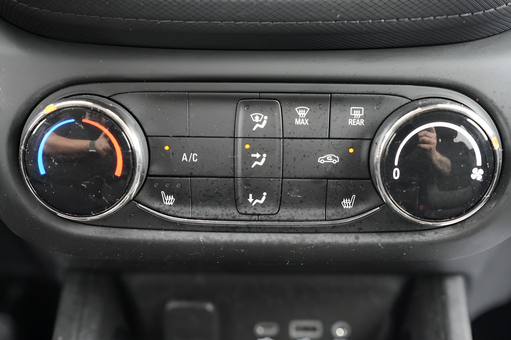 Used 2023 Chevrolet TrailBlazer LT FWD image 32