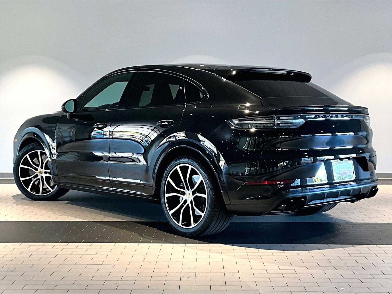 Used 2022 Porsche Cayenne Turbo w/ Premium Package Plus (PI3) image 3