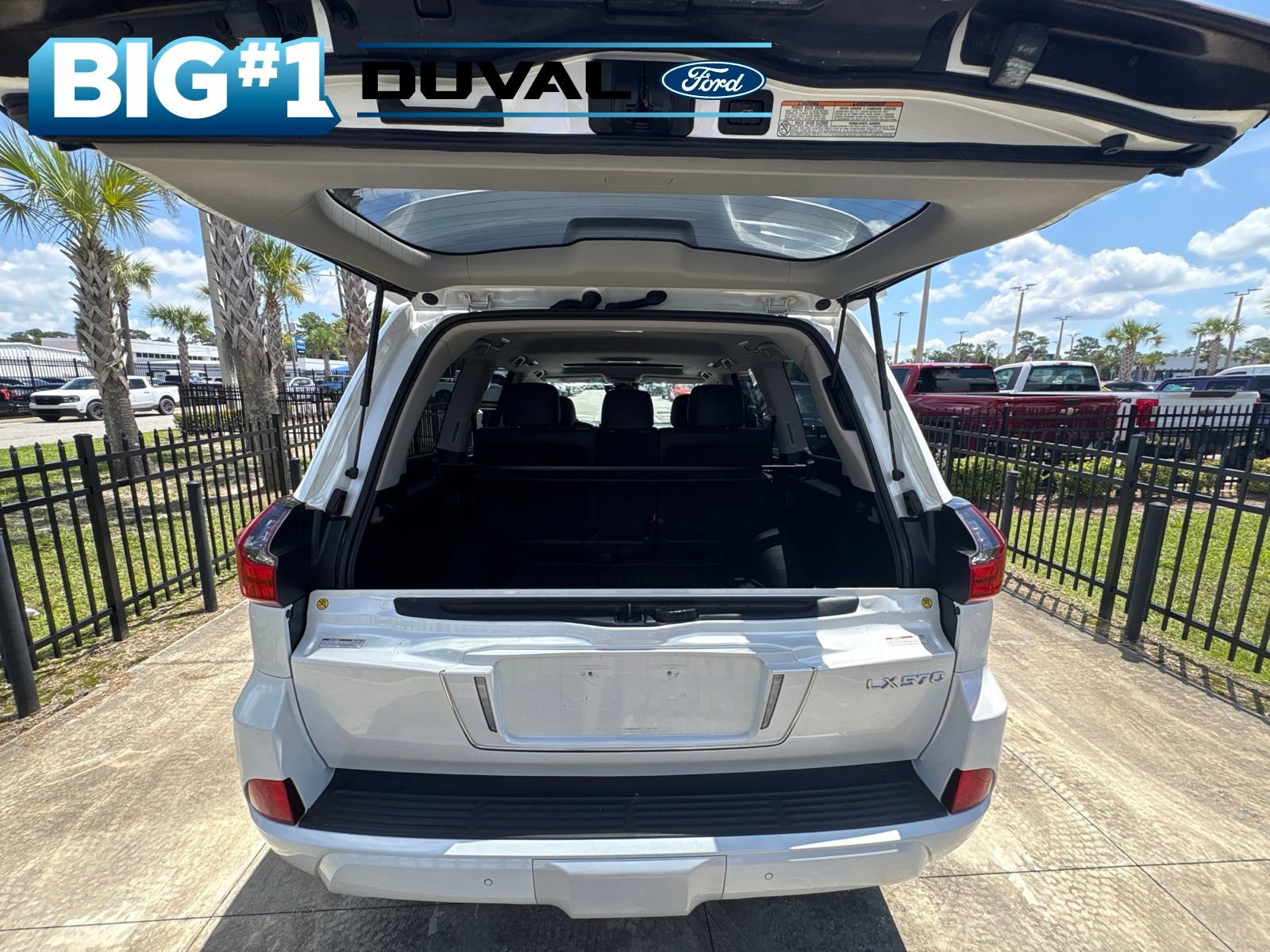 Used 2019 Lexus LX 570 4WD w/ Luxury Package image 7