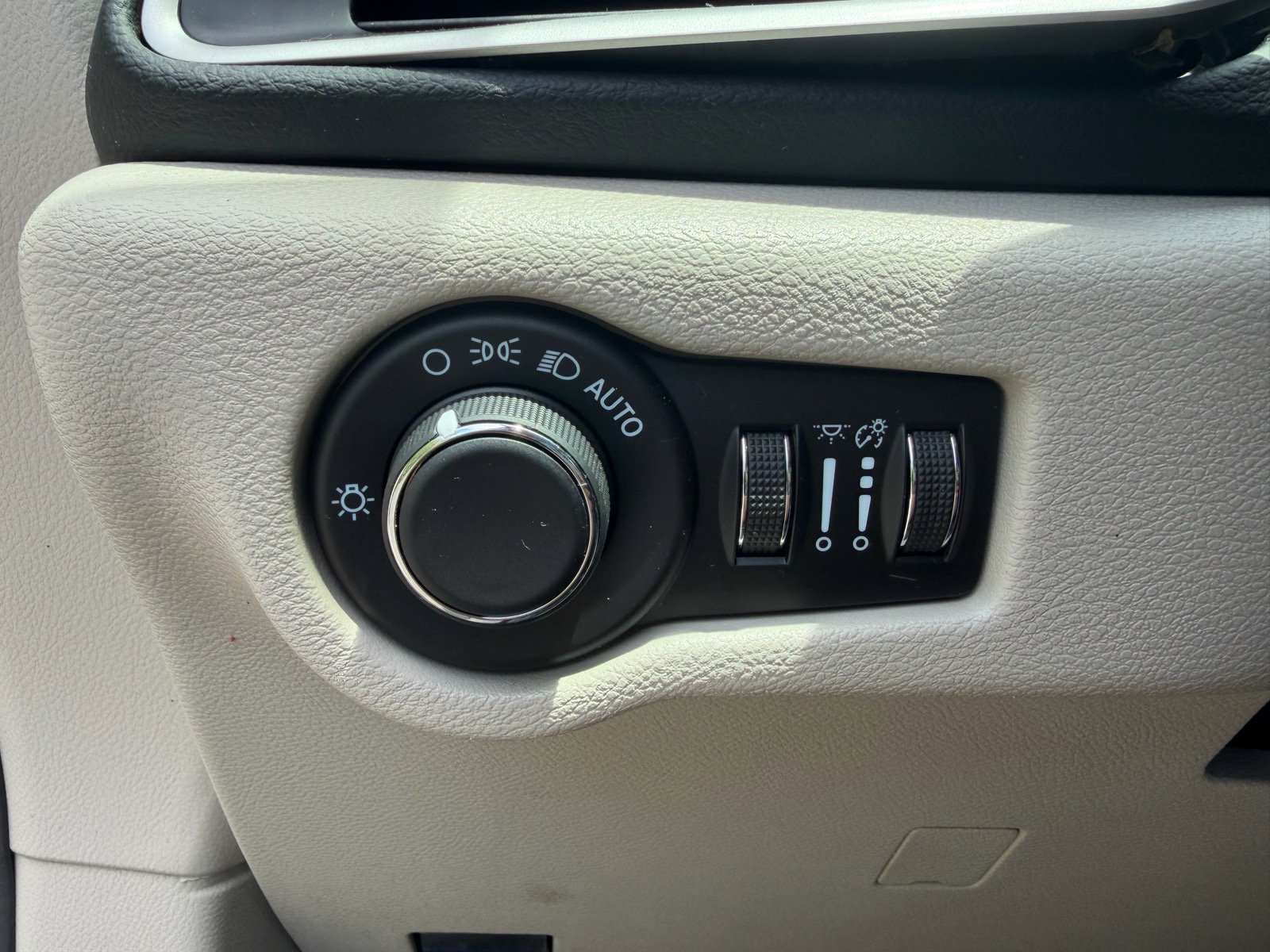 Used 2023 Chrysler Voyager LX FWD image 27