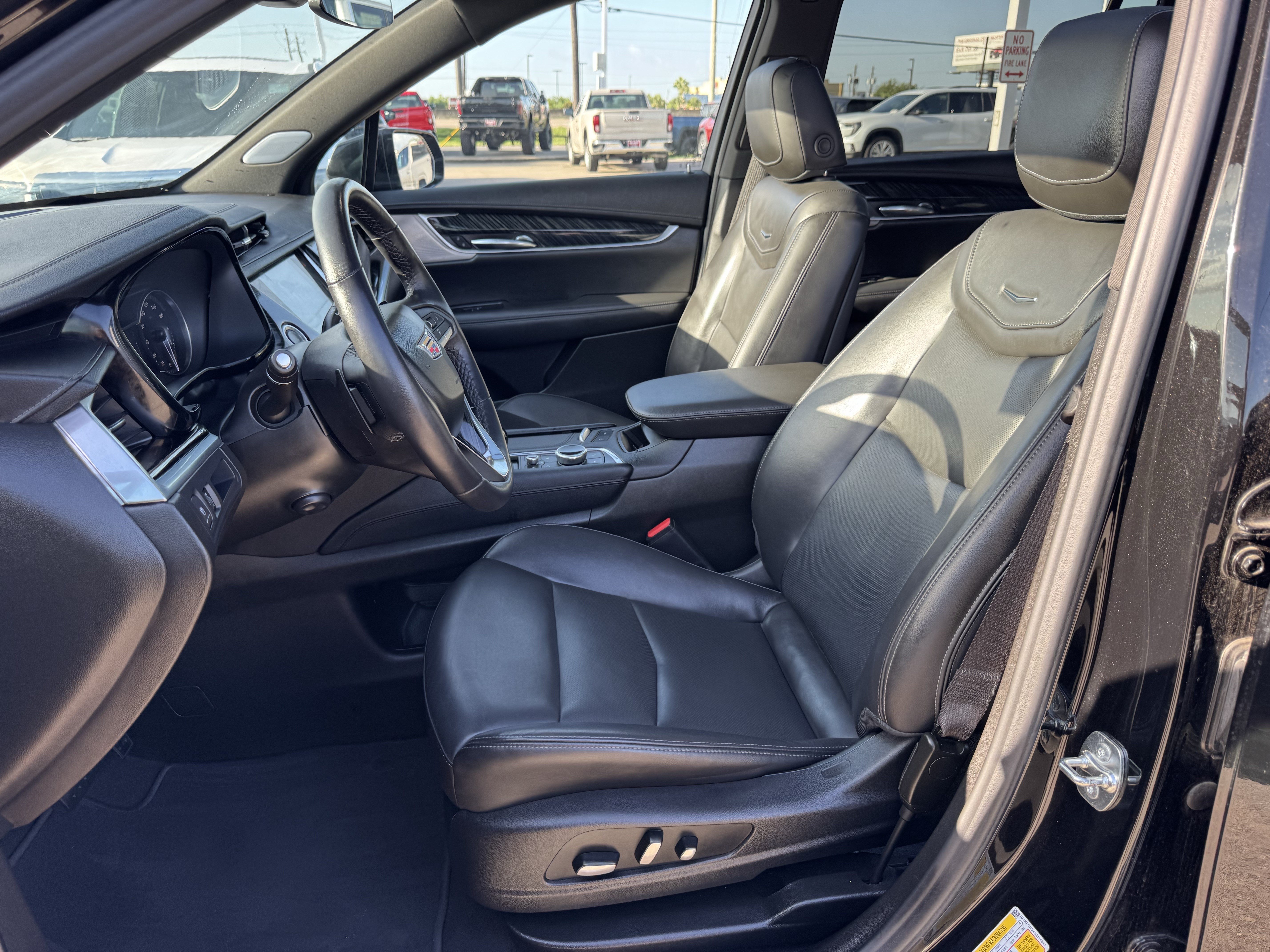Used 2025 Cadillac XT6 Premium Luxury FWD image 24
