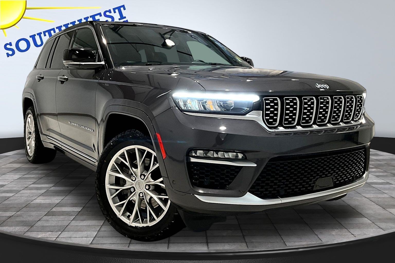 Used 2022 Jeep Grand Cherokee Summit AWD/4WD image 3