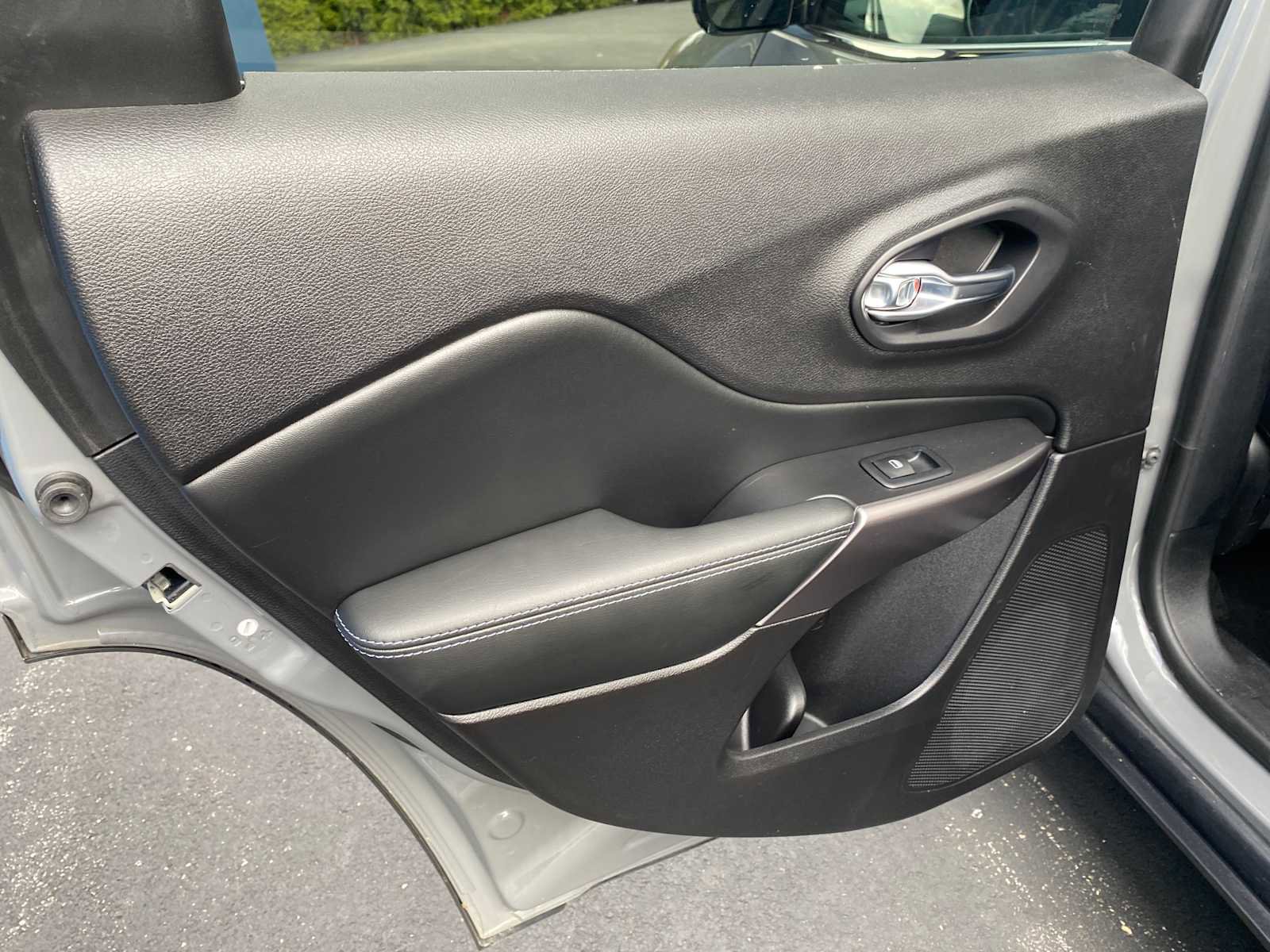 Used 2020 Jeep Cherokee Latitude Plus w/ Cold Weather Group image 41