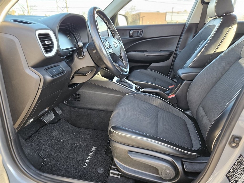 Used 2023 Hyundai Venue Limited image 14