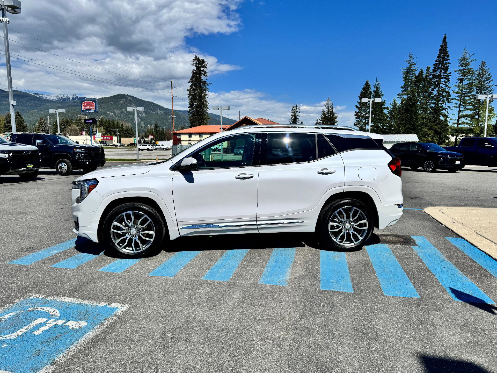 Used 2024 GMC Terrain Denali w/ Denali Premium Package AWD/4WD image 4